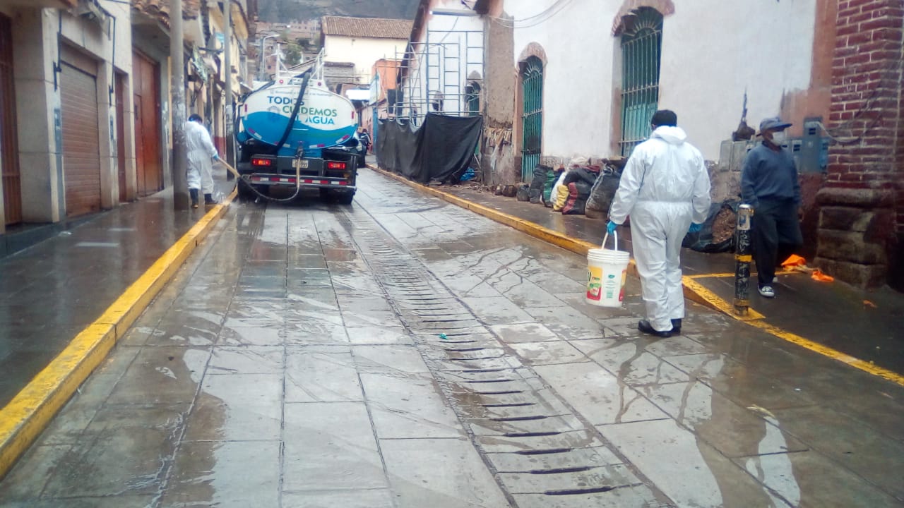 Continúan labores de desinfección y fumigación en mercados