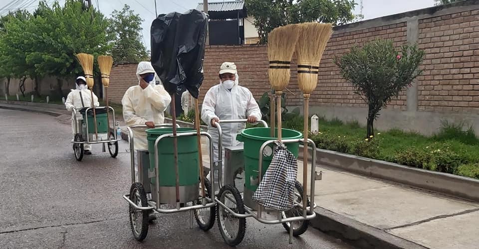 Personal de limpieza protegido con indumentaria especial