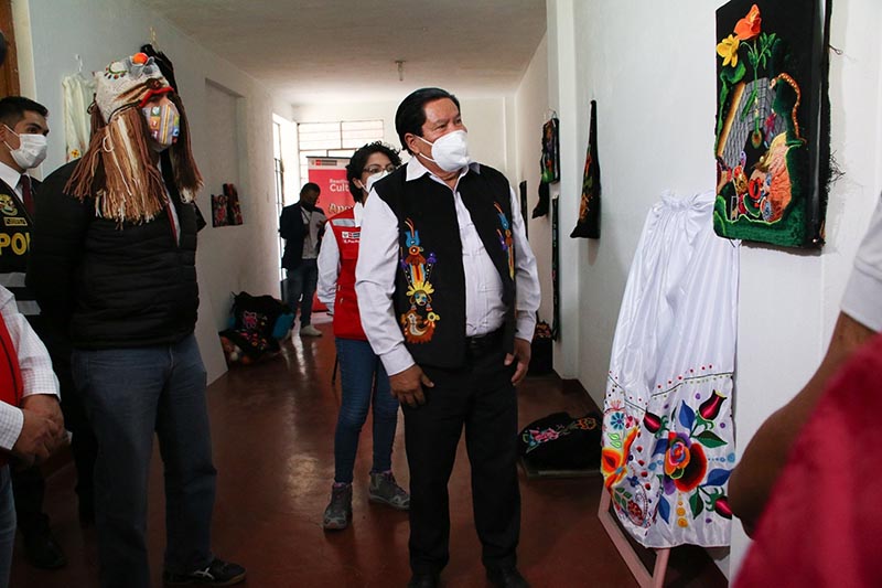 Ministro de Cultura entrega apoyo económico al sector cultural
