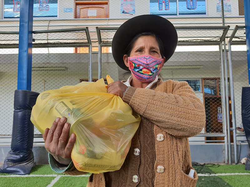 Entrega de víveres en beneficio de madres vulnerables
