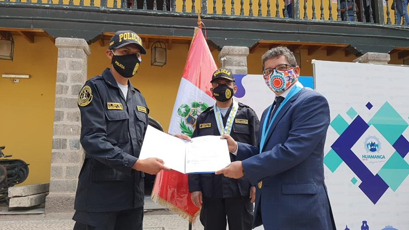 Personal policial recibe reconocimiento por capturar y expulsar extranjeros