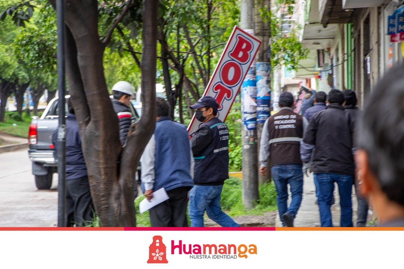 RETIRO DE PANELES Y ANUNCIOS PUBLICITARIOS DE LOS NEGOCIOS UBICADOS EN LAS AV. JAVIER PÉREZ DE CUELLAR Y LA AV. DEL DEPORTE